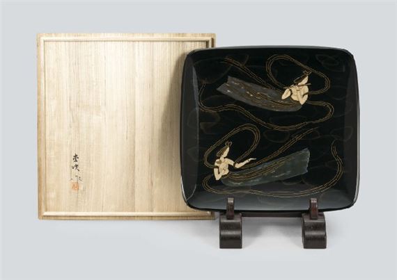 Tray with design of hiten in maki-e lacquer - Naoji Terai