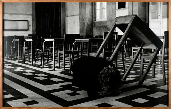 A Experiência do Lugar I by Helena Almeida, 2001