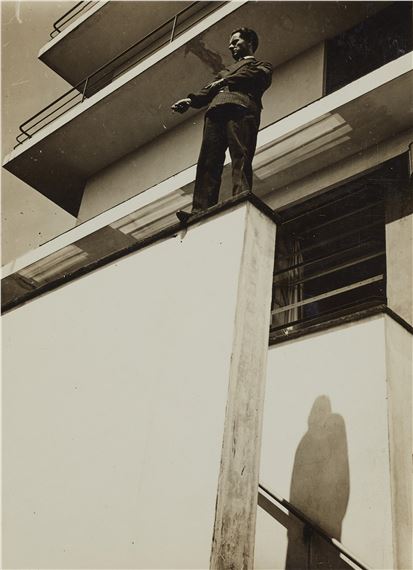 Clemens Röseler auf der Brüstung vor der Bauhauskantineu) by T. Lux Feininger, 1928/1929