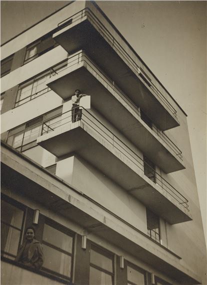 Xanti Schawinsky auf einem Balkon des Ateliergebäudes des Bauhauses by T. Lux Feininger, 1928/1929