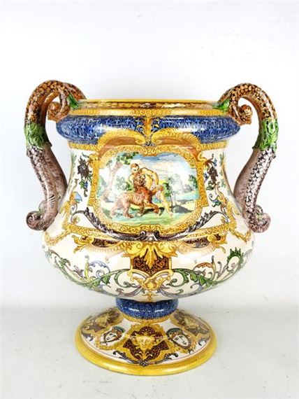 Important cache Pot on pedestal