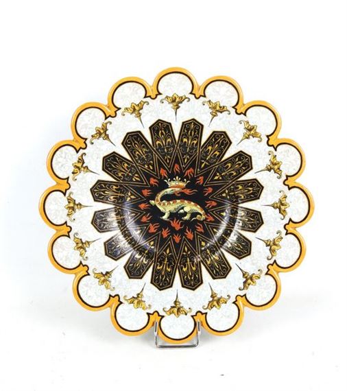 Polylobed earthenware bowl on small heel decorated with a crowned salamander (Animal emblem of François I)