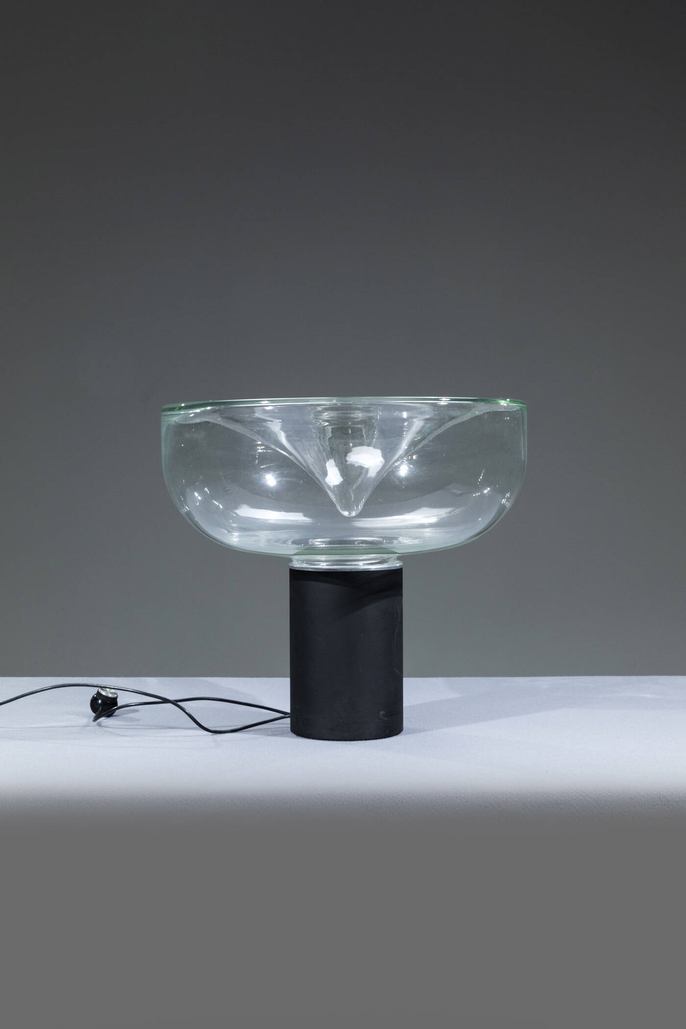 Artwork by Renato Toso, Noti Massari, Lampada mod. Aella, Made of Vetro soffiato, base in alluminio smaltato