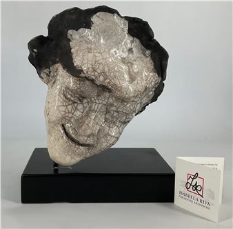 Scultura in creta refrattaria smaltata raffigurante viso su base in legno - Isabella Riva