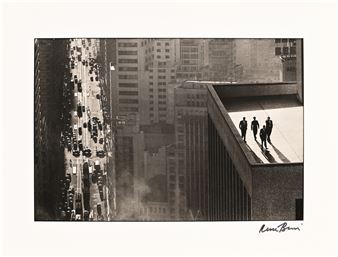 RENE BURRI 額装写真 Rene Burri | Men on a rooftop. Sao Paulo (1960) | MutualArt