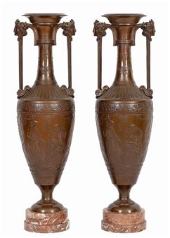 Paire de vases en bronze a patine foncée à décor à l’Antique reposant sur des bases en marbre - Henri Cahieux