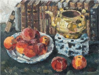 "Stillleben", Pfirsiche auf einem Teller und eine Teekanne vor gereihten Büchern eine Komposition bildend, unten links sign. - Sepp Vees