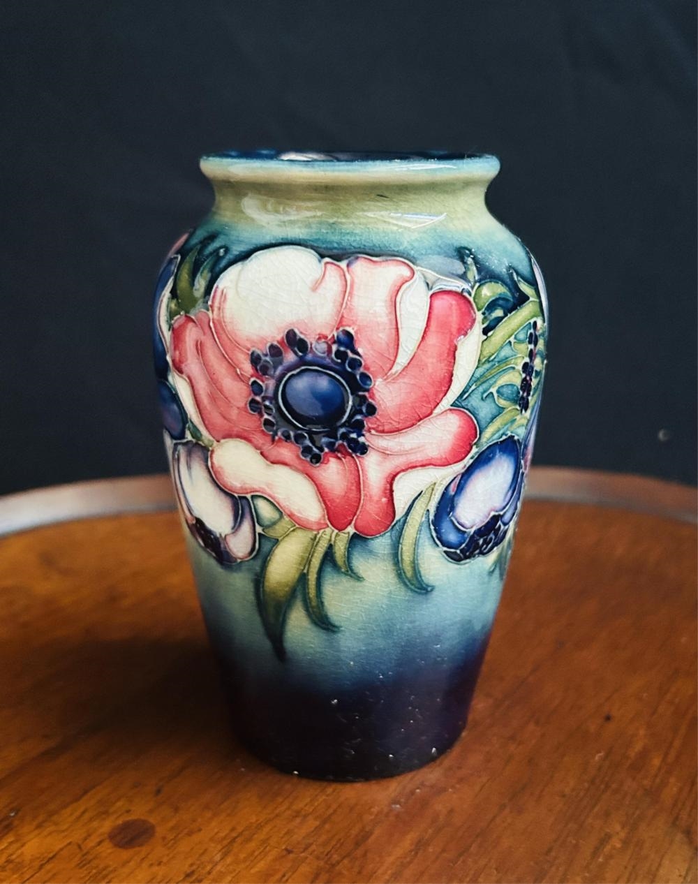 Vase d'art vintage William Moorcroft en poterie à grenades - En vente sur France