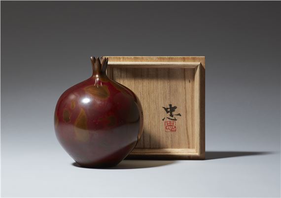 A bronze vase - Tadashi Nishimura