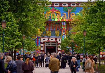 Caffè Paradiso: In the New Book by Massimiliano Gioni the Behind the Scenes of the Biennale Arte