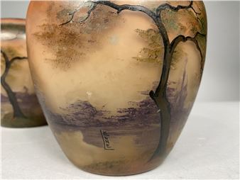 VERRERIE DE LEUNE (1861-1930) Paire de vases de forme boule en verre à décor d'un paysage sur fond orange Signés H : 16 cm - Verrerie de Leune