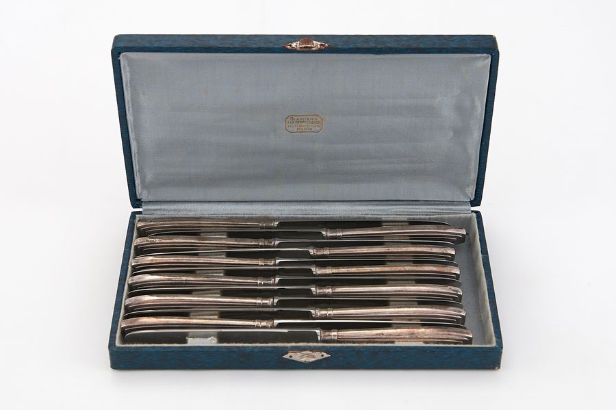 Artwork by Ravinet d'Enfert, RAVINET D'ENFERT - Ménagère en argent (poinçon Minerve et poinçon de maître-orfèvre R. D avec feuille de trèfle) de style Art déco comprenant 12 couverts, Made of argent