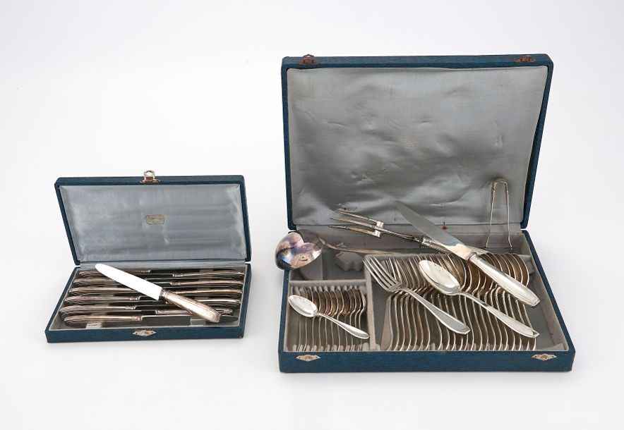 Artwork by Ravinet d'Enfert, RAVINET D'ENFERT - Ménagère en argent (poinçon Minerve et poinçon de maître-orfèvre R. D avec feuille de trèfle) de style Art déco comprenant 12 couverts, Made of argent