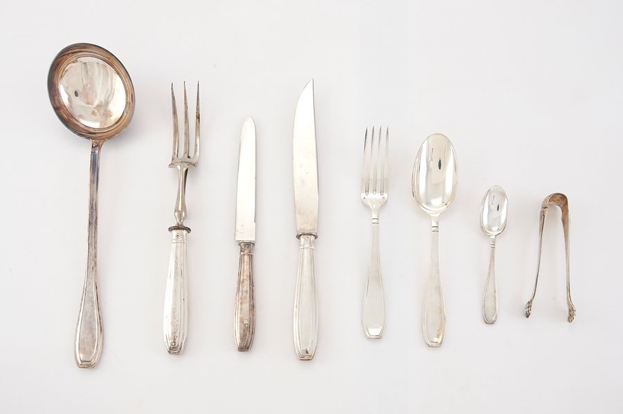 Artwork by Ravinet d'Enfert, RAVINET D'ENFERT - Ménagère en argent (poinçon Minerve et poinçon de maître-orfèvre R. D avec feuille de trèfle) de style Art déco comprenant 12 couverts, Made of argent