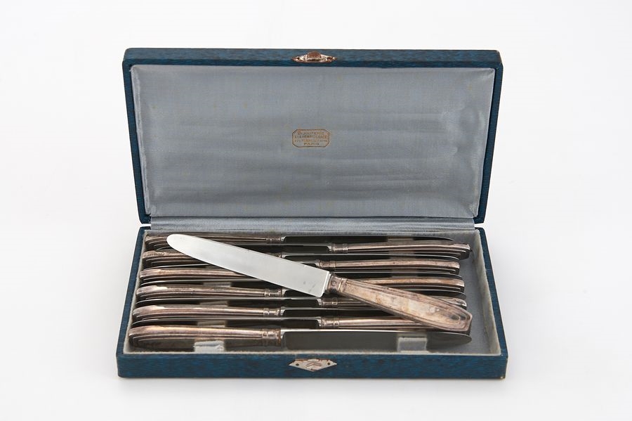 Artwork by Ravinet d'Enfert, RAVINET D'ENFERT - Ménagère en argent (poinçon Minerve et poinçon de maître-orfèvre R. D avec feuille de trèfle) de style Art déco comprenant 12 couverts, Made of argent