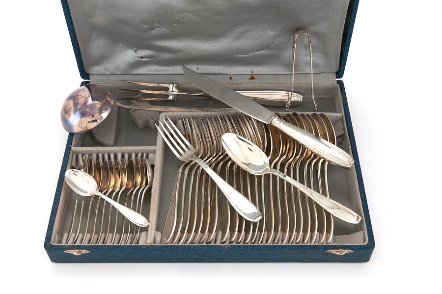 Artwork by Ravinet d'Enfert, RAVINET D'ENFERT - Ménagère en argent (poinçon Minerve et poinçon de maître-orfèvre R. D avec feuille de trèfle) de style Art déco comprenant 12 couverts, Made of argent