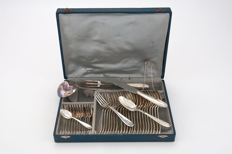 Artwork by Ravinet d'Enfert, RAVINET D'ENFERT - Ménagère en argent (poinçon Minerve et poinçon de maître-orfèvre R. D avec feuille de trèfle) de style Art déco comprenant 12 couverts, Made of argent