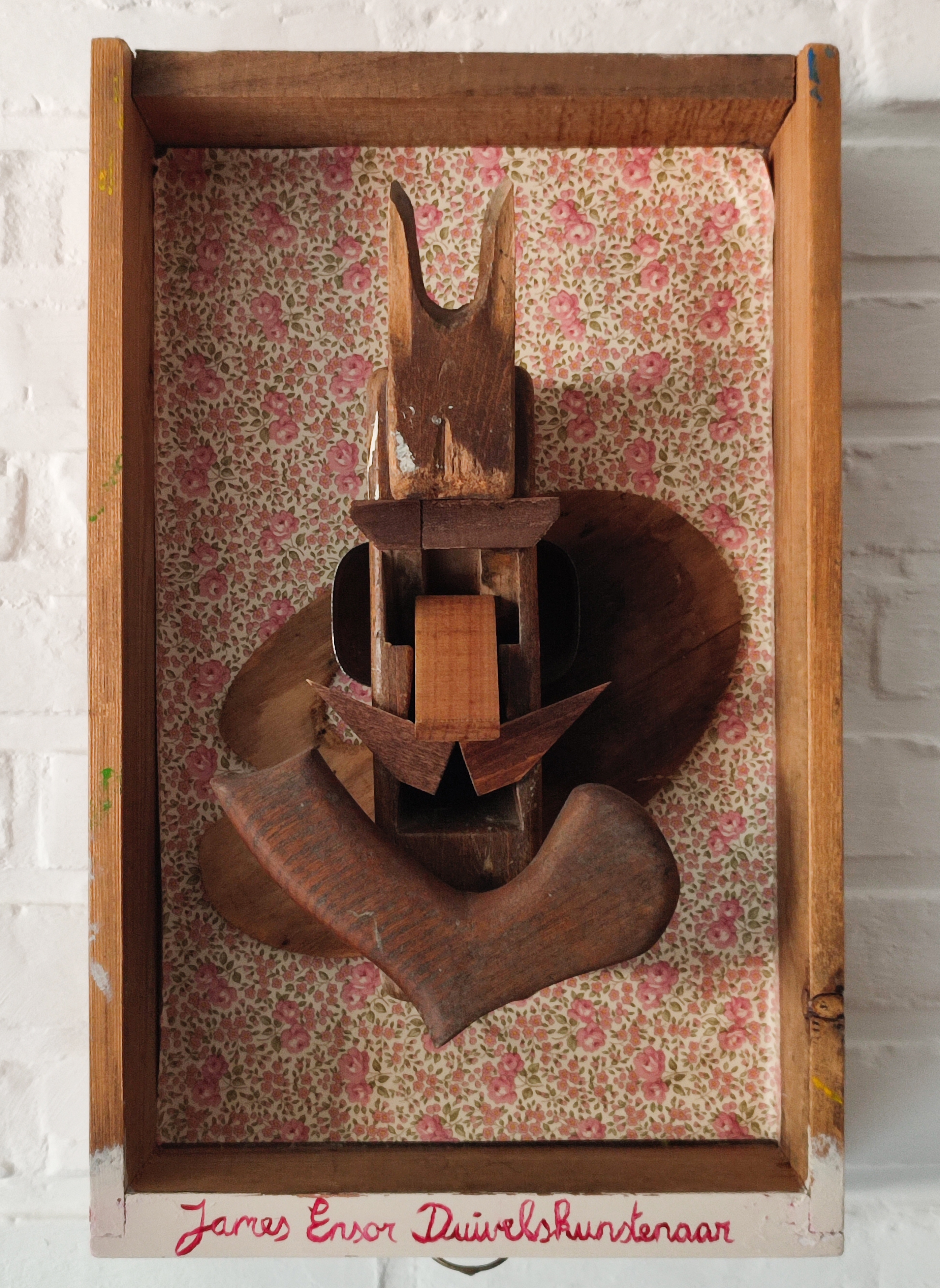 Artwork by Erik Apers, metaal. Getekend en gedateerd. Description FR James Ensor Duivelskunstenaar. Bois, Made of Wood, metal