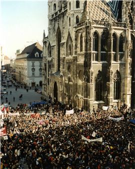 Demonstration gegen Schwarz-Blau, 2000 - Lisl Ponger