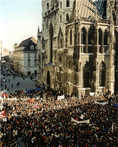 Demonstration gegen Schwarz-Blau, 2000 - Lisl Ponger