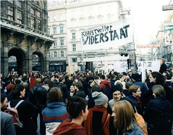 Demonstration gegen Schwarz-Blau, 2000 - Lisl Ponger