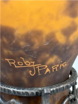 Veilleuse en verre marmoréen orange reposant sur un socle en métal frappé - Jean Born