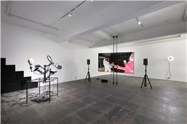 Nina Davies Probes Into the Friction Between Humanity and Technology in ‘Becoming the Edit'