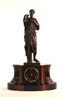 Pendule borne en marbre noir et marbre rouge griotte à cadran à chiffres romains et surmontée d'une épreuve en bronze à patine brune représentant Diane de Gabies - Auguste-maximilien Delafontaine