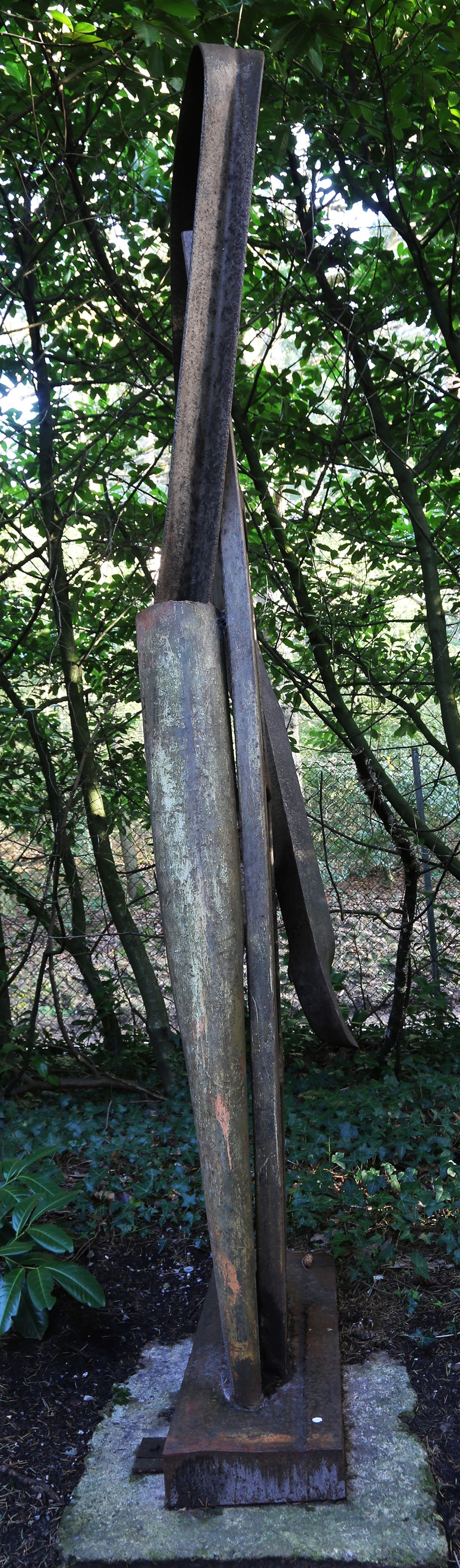 Artwork by Jim Unsworth, Fingers Crossed, Made of welded steel