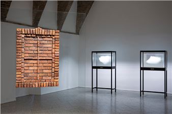 Leandro Erlich: Un volo notturno dietro una finestra murata - Galleria Continua, San Gimignano