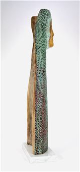 Houten beeld met gezicht door de Egyptisch kunstenaar Naguib Moein (1981). Beschilderd hout met koperen applicaties op marmeren basement - Naguib Moein