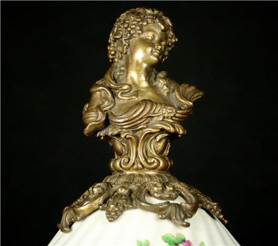 Wong Lee | Beautiful WL 1895 Porcelain Centerpiece Vase with