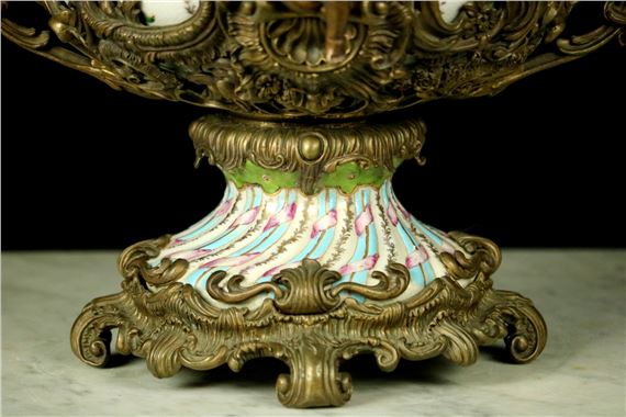 Wong Lee | Beautiful WL 1895 Porcelain Centerpiece Vase with