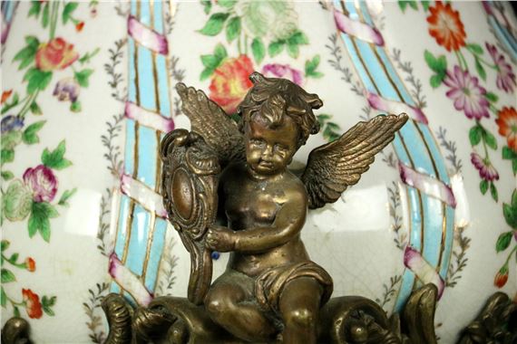 Wong Lee | Beautiful WL 1895 Porcelain Centerpiece Vase with