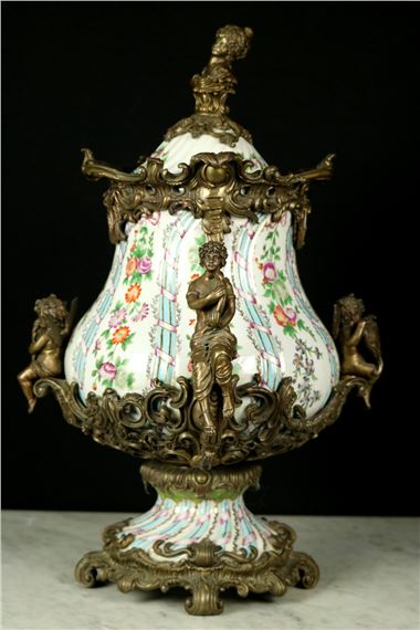 Wong Lee | Beautiful WL 1895 Porcelain Centerpiece Vase with