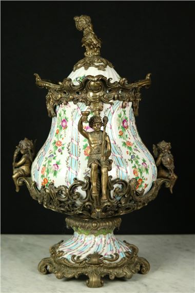 Wong Lee | Beautiful WL 1895 Porcelain Centerpiece Vase with