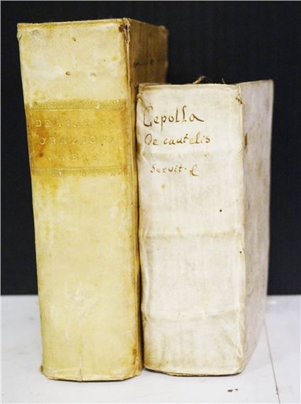 Lotto di due volumi. 1º VOL ''TRACTATU D. BARTHOLEMAEI CAEPOLLAE veronensis'' Stampato a Venezia nel 1555, piatti in A6 in pergamena, prime pagine molto rovinate con parti mancanti, gore d'acqua, macchie, bruniture, tracce di tarli. 2º VOL ''ORAZIONI VARIE di Gherardo De Angelis minimo terza edizione dall'autore accresciuta e molto migliorata'' Stampata a Napoli nella Stamperia Simoniana nel 1755. Piatti in A5 in pergamena con macchie, tagli colorati, pagine con macchie, bruniture e tracce di ta - De Angelis