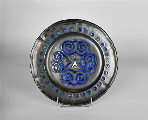 Emile Rocher | Assiette en faïence à glaçure noire irisée, décor d ...