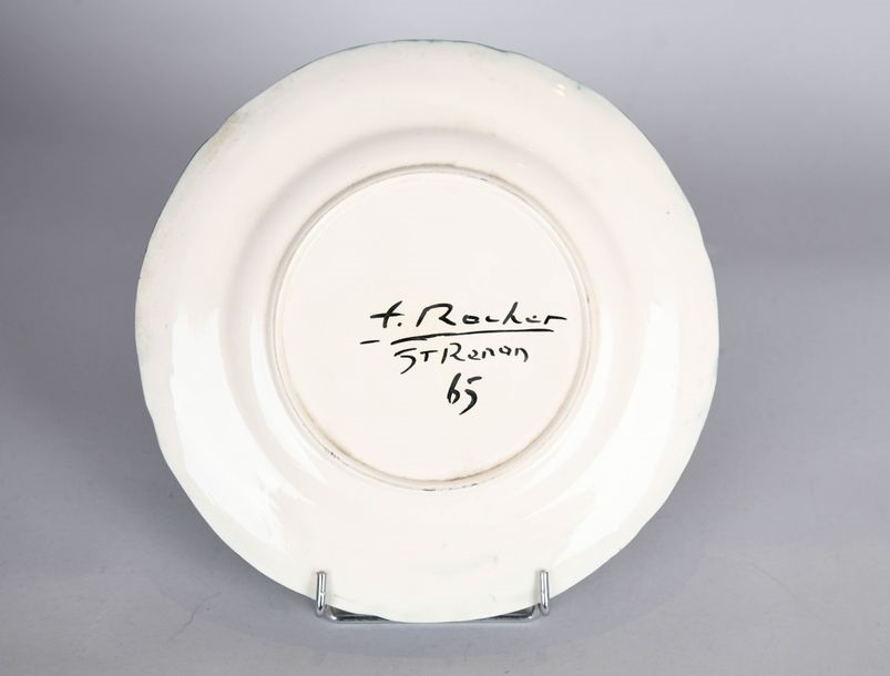 Emile Rocher | Assiette en faïence à glaçure noire irisée, décor d ...