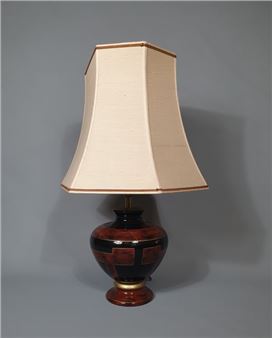 Louis DRIMMER, table lamp forming a baluster vase in black and red mottled lacquer, enhanced with gold edging, resting on a pedestal, signature on the foot. H - Louis Drimmer