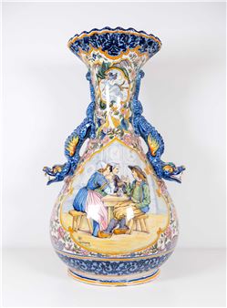 important vase en faïence figurant 3 bretons attablés dans un intérieur. Marque sous la base HR 3 - Henriot Quimper