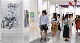 Frieze, Kiaf Seoul Starts off on Cautious Mode