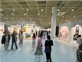 The Best Booths at Frieze Seoul, from a Christ-Like Justin Bieber to a Metaphor for Fair Fatigue