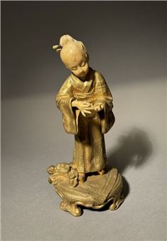 Charlotte MONTGINOT (1872-1962). Gilt bronze and carved ivory chryselephantine statuette of a young Japanese girl in kimono. Signed Ch. Monginot on the terrace and numbered ''570''. One hand broken and detached, one kanzashi (bun spike) twisted, traces of glue in the hair; one object originally in her hands is missing? France, 19th / 20th century. H. 23.8 cm Gross weight 2201 grams. Charlotte MONTGINOT was the daughter of painter Charles MONGINOT (1825-1900). She was a pupil of Denys PUECH (1854 - Charlotte H. Monginot
