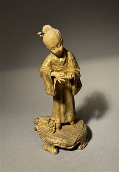 Charlotte MONTGINOT (1872-1962). Gilt bronze and carved ivory chryselephantine statuette of a young Japanese girl in kimono. Signed Ch. Monginot on the terrace and numbered ''570''. One hand broken and detached, one kanzashi (bun spike) twisted, traces of glue in the hair; one object originally in her hands is missing? France, 19th / 20th century. H. 23.8 cm Gross weight 2201 grams. Charlotte MONTGINOT was the daughter of painter Charles MONGINOT (1825-1900). She was a pupil of Denys PUECH (1854 - Charlotte H. Monginot