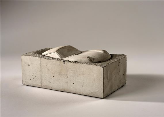 "Beton-Porsche", Unikat-Zementguss, auf der Standfläche signiert, datiert G. Bechthold 06 by Gottfried Bechtold