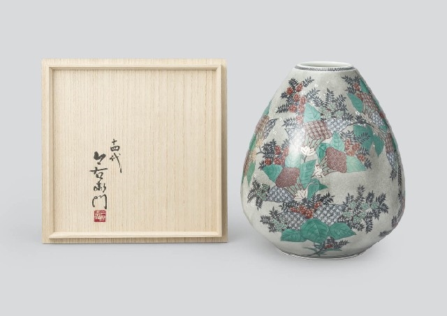 Imaizumi Imaemon | Vase with design of flower in overglaze enamel on ...