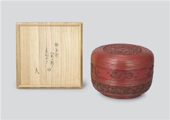 Kamakurabori container for confectionery with design of chrysanthemum and paulownia (with konomi kakitsuke by SEISAI - Ryowa Mitsuhashi