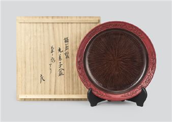 Kamakurabori round tray for confectionery with design of chrysanthemum - Ryowa Mitsuhashi