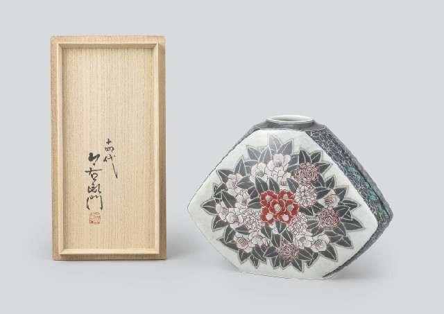 Imaizumi Imaemon | Vase with design of camellia in overglaze enamel ...